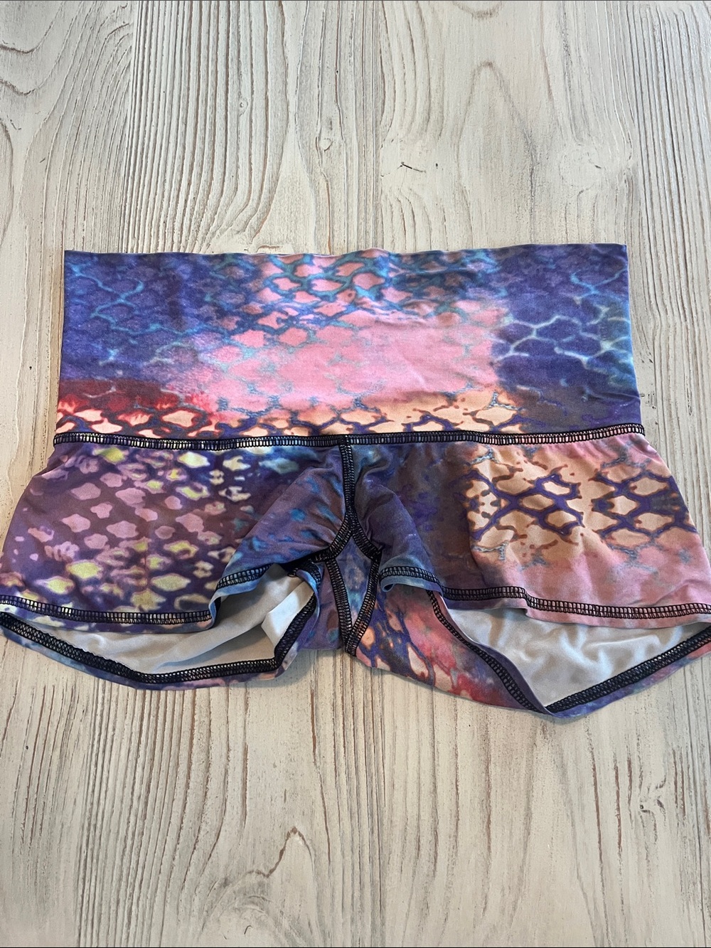 Teeki stretch Multicolor Printed stretch fabric shorts size small
